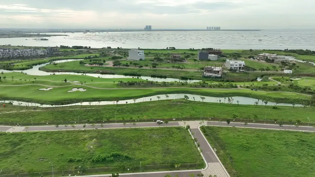 Rekaman drone jalan kavling, lapangan golf, dan laut di Golf Island